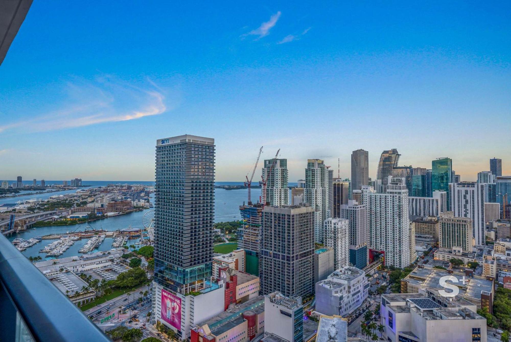 Modern In Downtown With Stunning Views Apartamento
