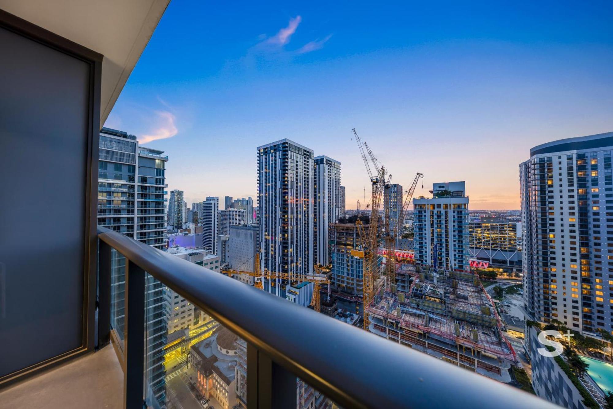 Modern In Downtown With Stunning Views Miami