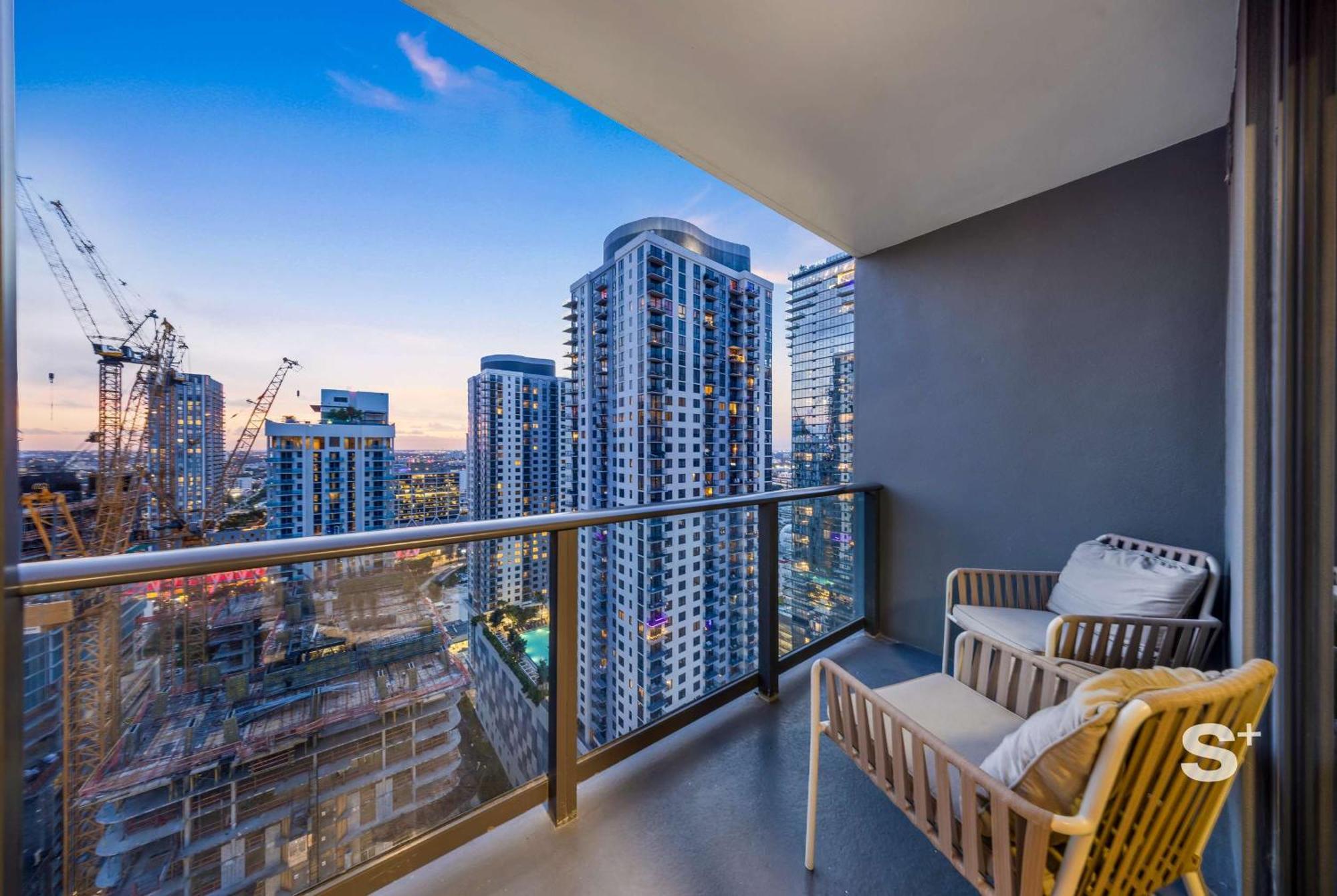 Modern In Downtown With Stunning Views Apartamento *